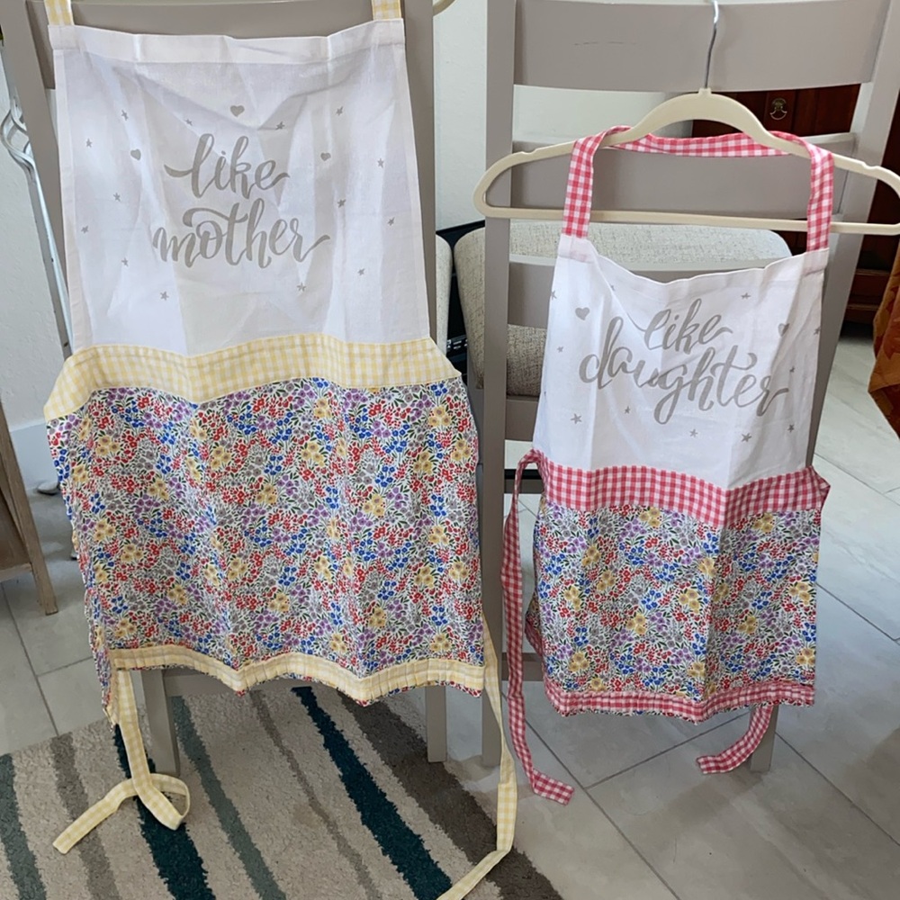 “Like Mother, Like Daughter” Mom & Daughter Matching One Size aprons-Very Girly!